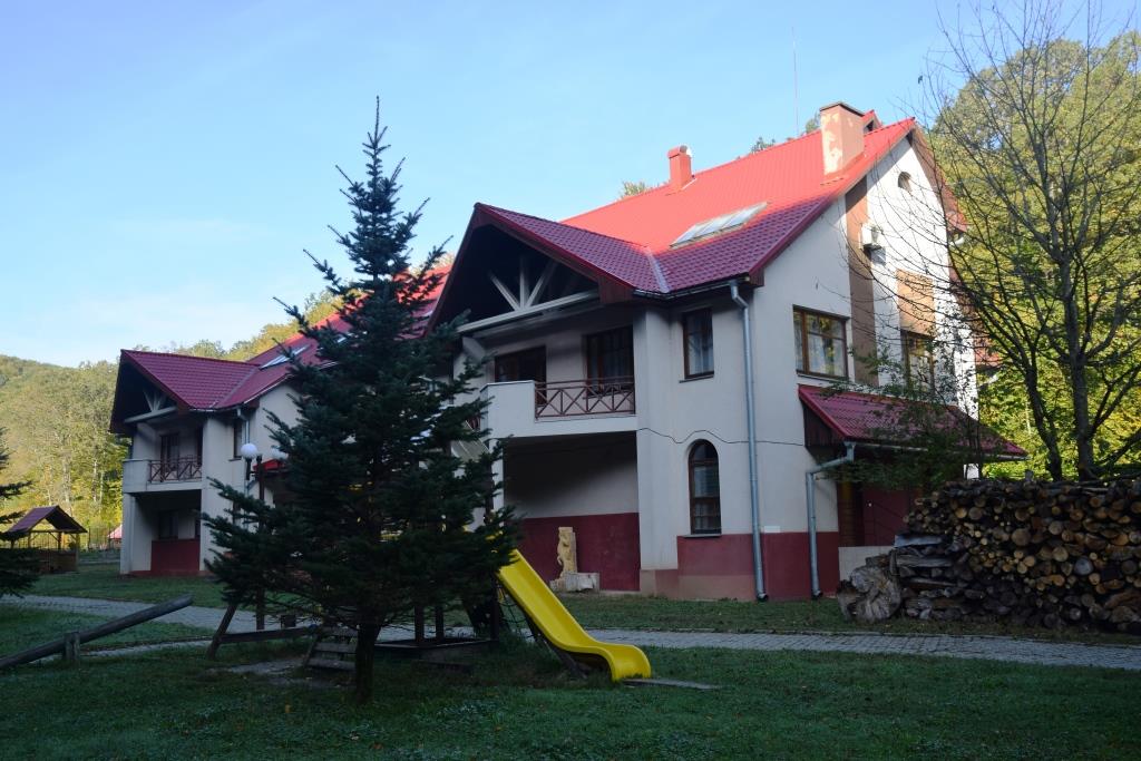 Готель "Сонячна Поляна" в Поляна Квасова
